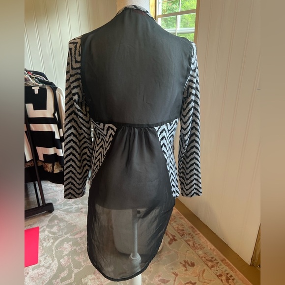 Spoiled Open Front Top With Sheer Back Long Sleeve Gray/black Size Large - Picture 3 of 4